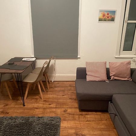 Luxury 1-Bed Apartment With Stunning City Views Perfect For Short Stays In Londyn Zewnętrze zdjęcie